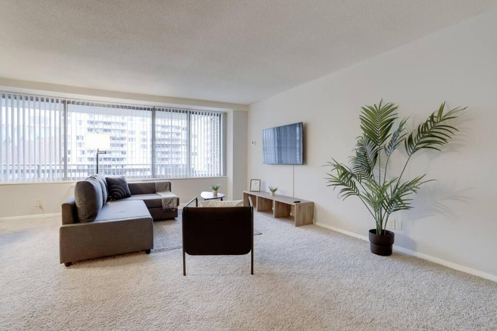 Elegant Apartment W Views At Crystal City Арлингтон Экстерьер фото