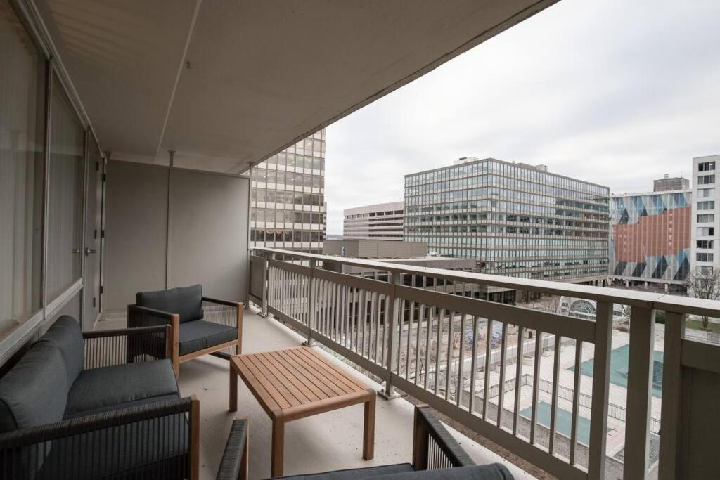Elegant Apartment W Views At Crystal City Арлингтон Экстерьер фото