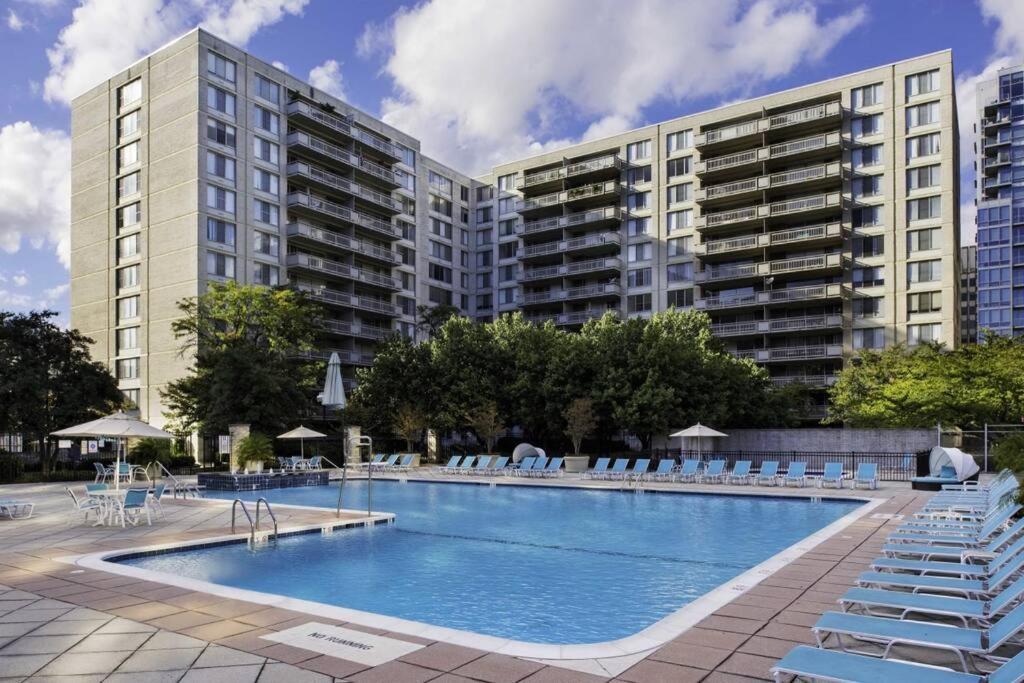 Elegant Apartment W Views At Crystal City Арлингтон Экстерьер фото
